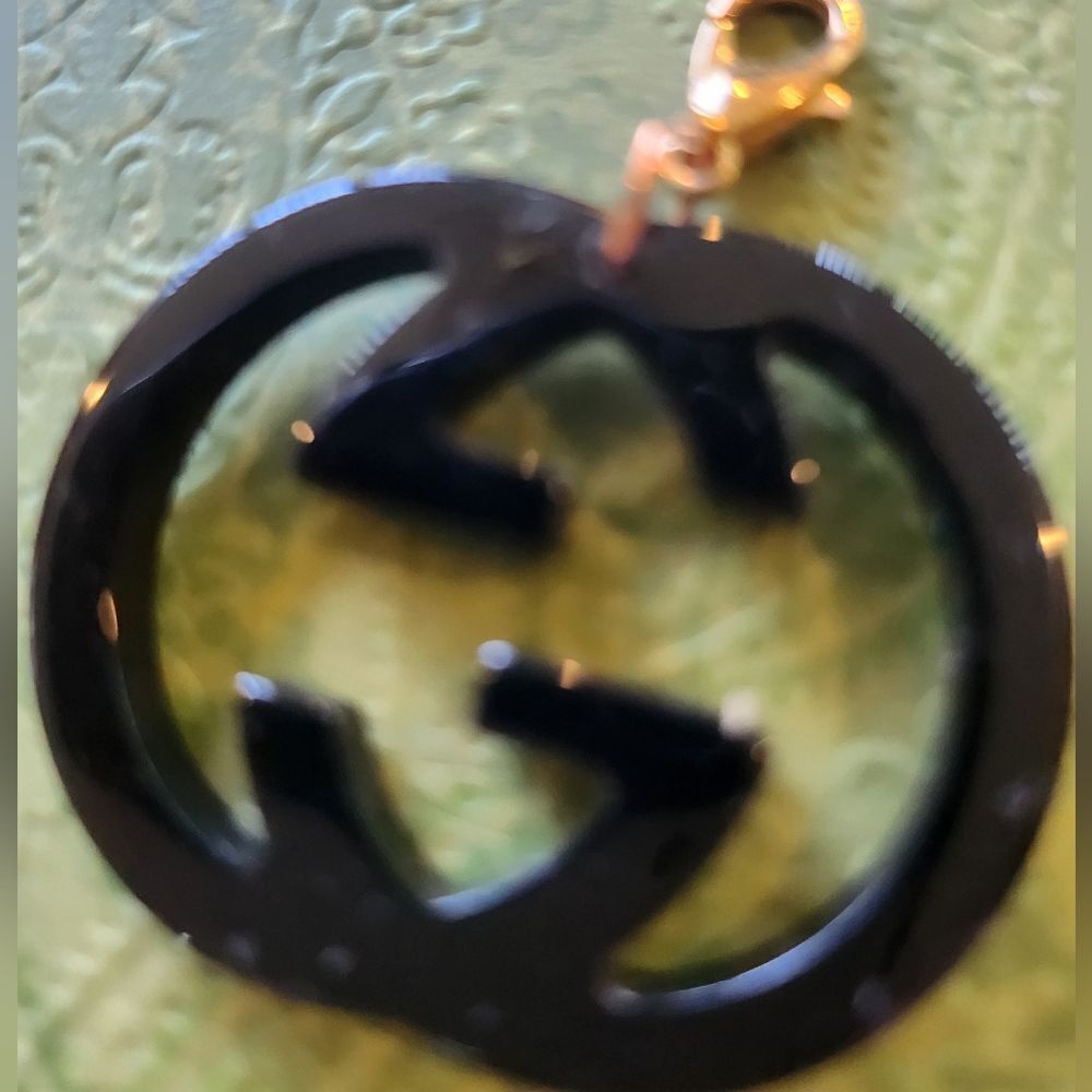 Gucci Black Logo Pendant with Gold Clasp - Picture 5 of 8